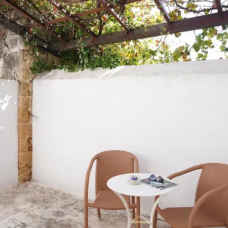 Lindas Convent Garden 4 *